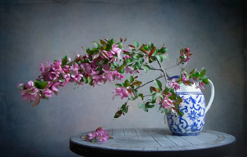 Roze bloemen in een blauwe vaas door Fangping Zhou