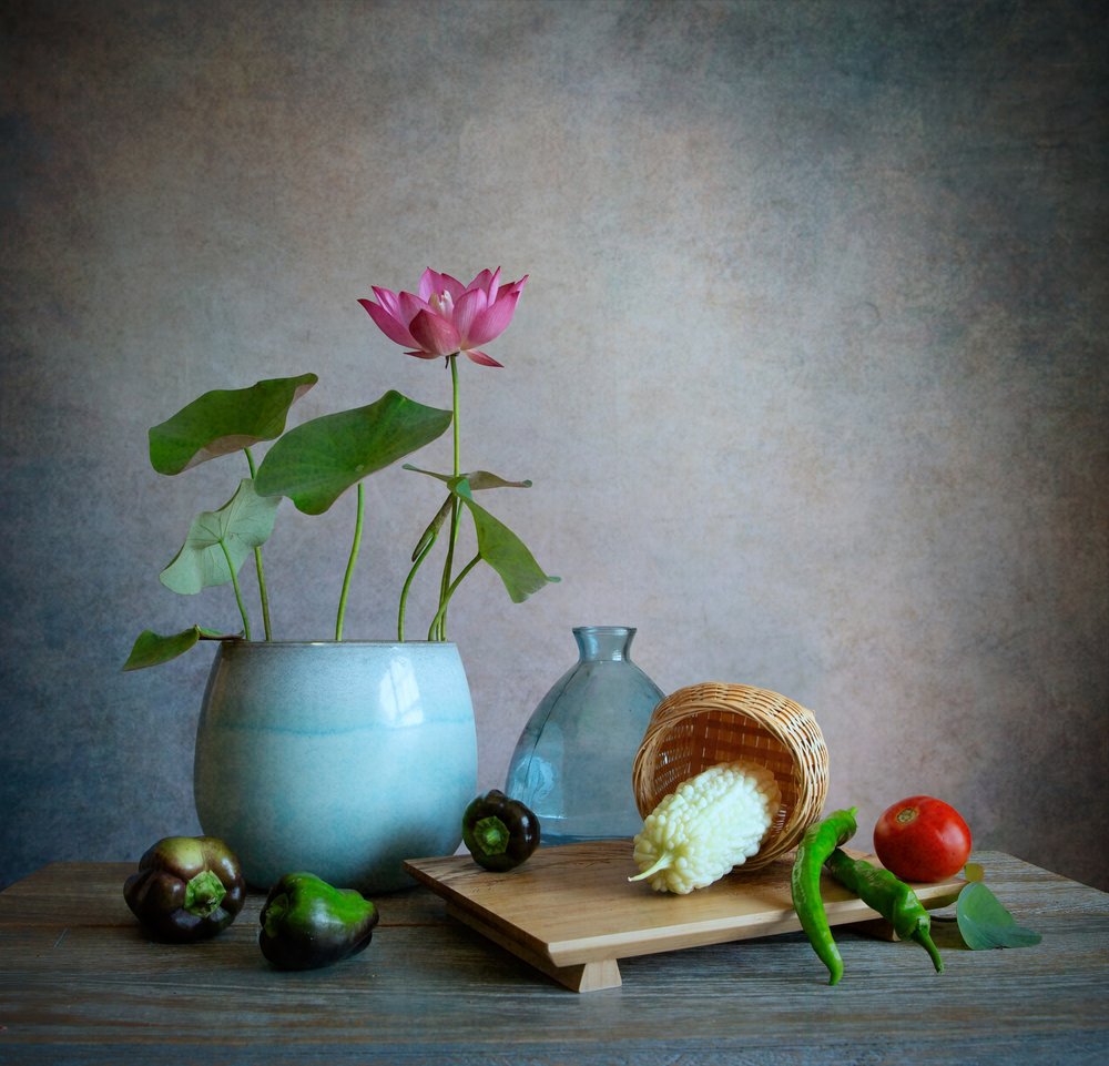 Stilleven met roze lotusbloem door Fangping Zhou