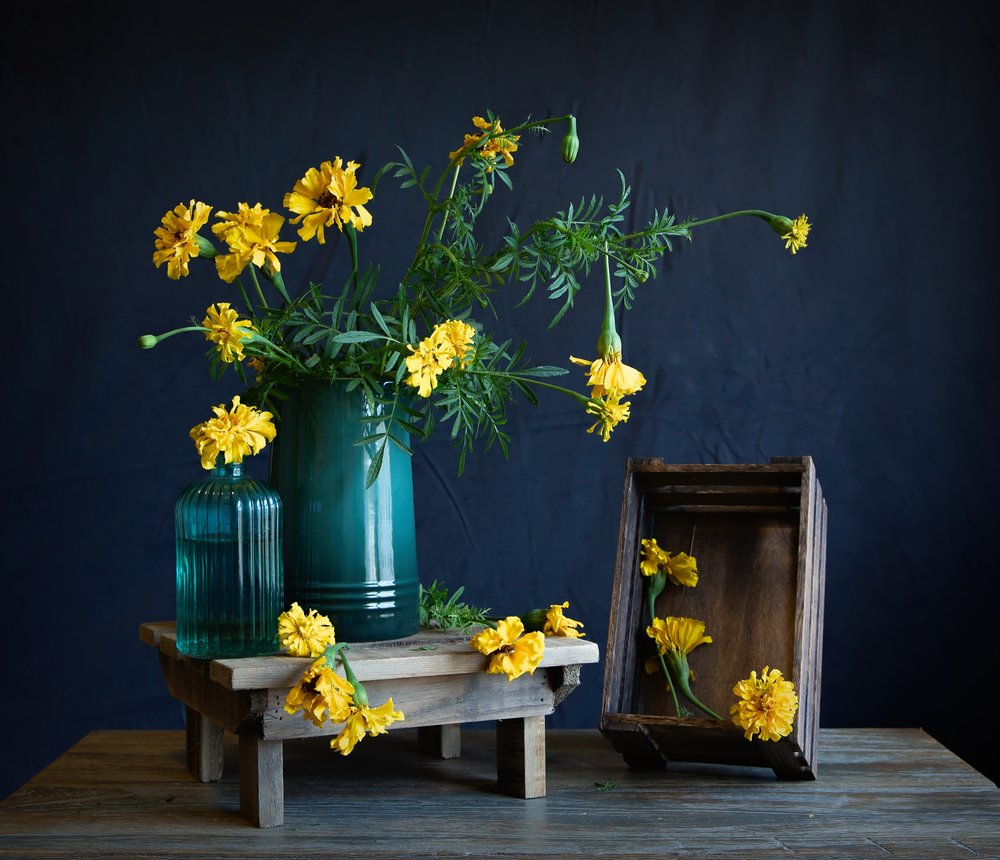 Stilleven met levendige goudsbloemen door Fangping Zhou
