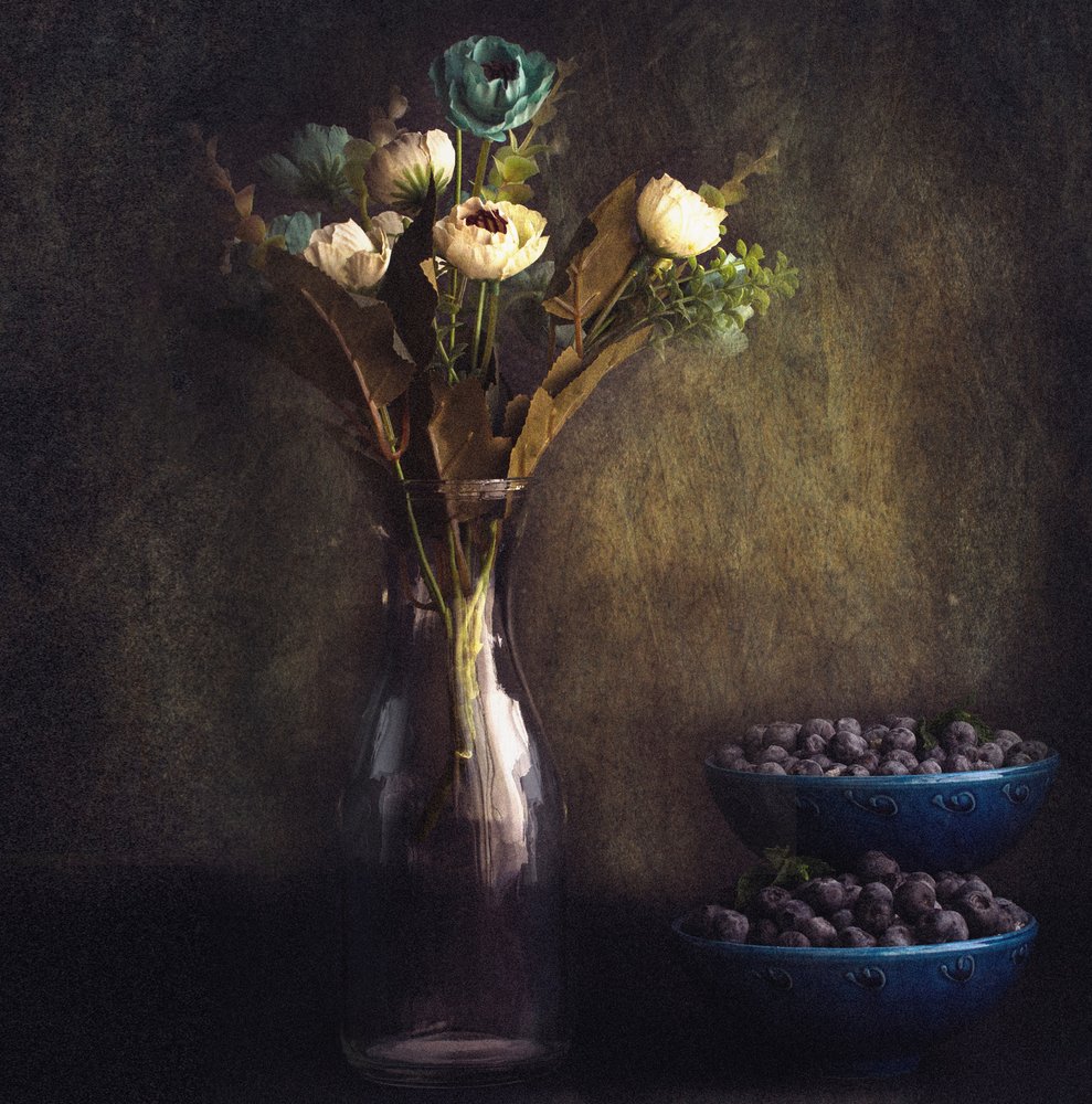Stilleven met bloemen en bessen in een stemmige sfeer door Farid Kazamil