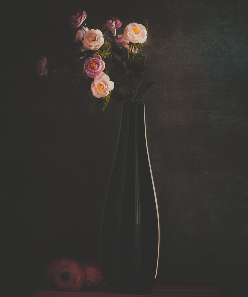 Stilleven met stemmige bloemen door Farid Kazamil