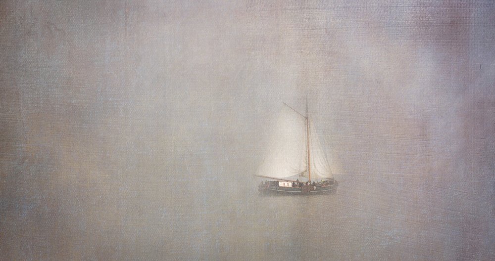 Zeilboot in de mist door Greetje van Son