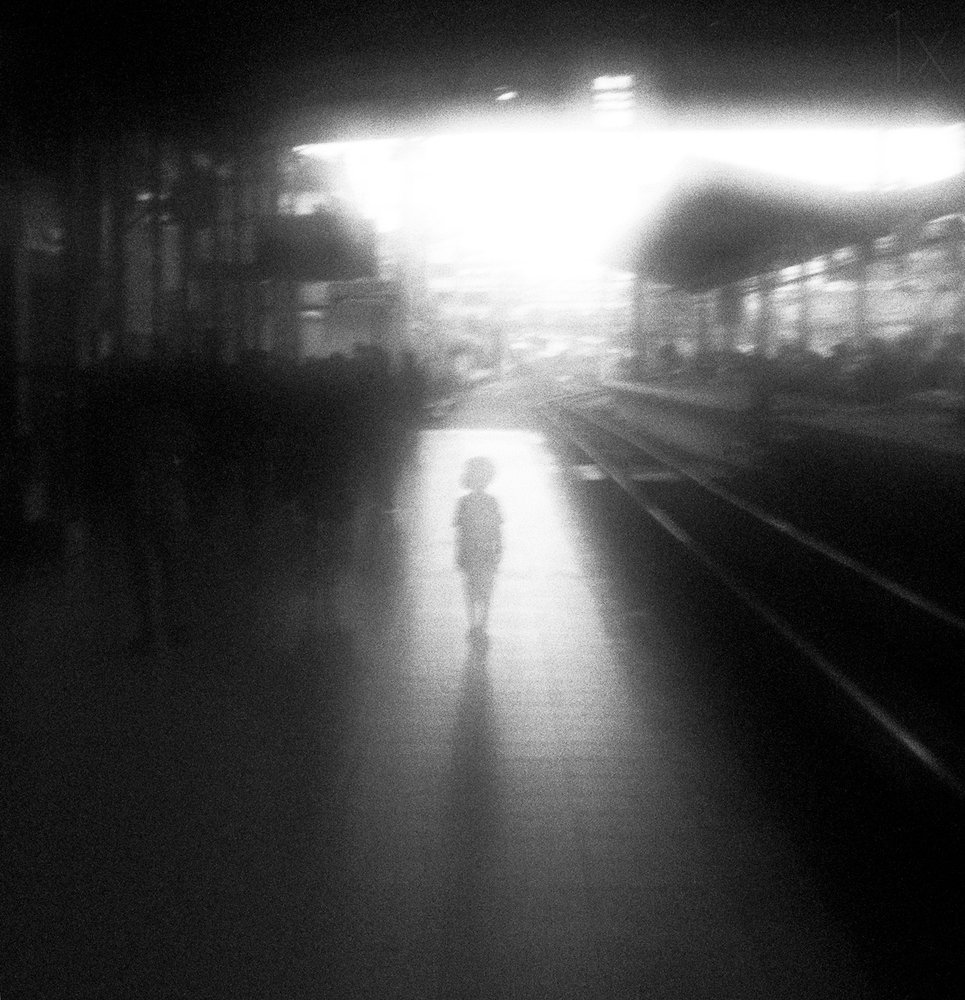 Kind in het licht van het station door Hengki Lee