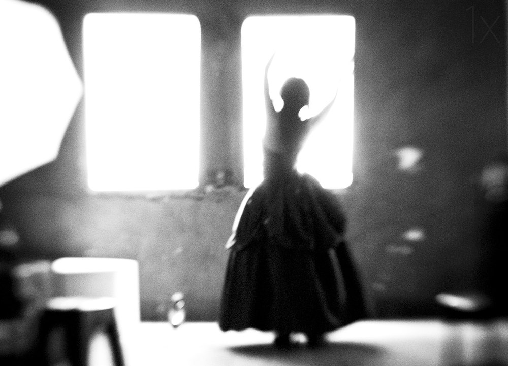 Elegant silhouet van een danseres door Hengki Lee