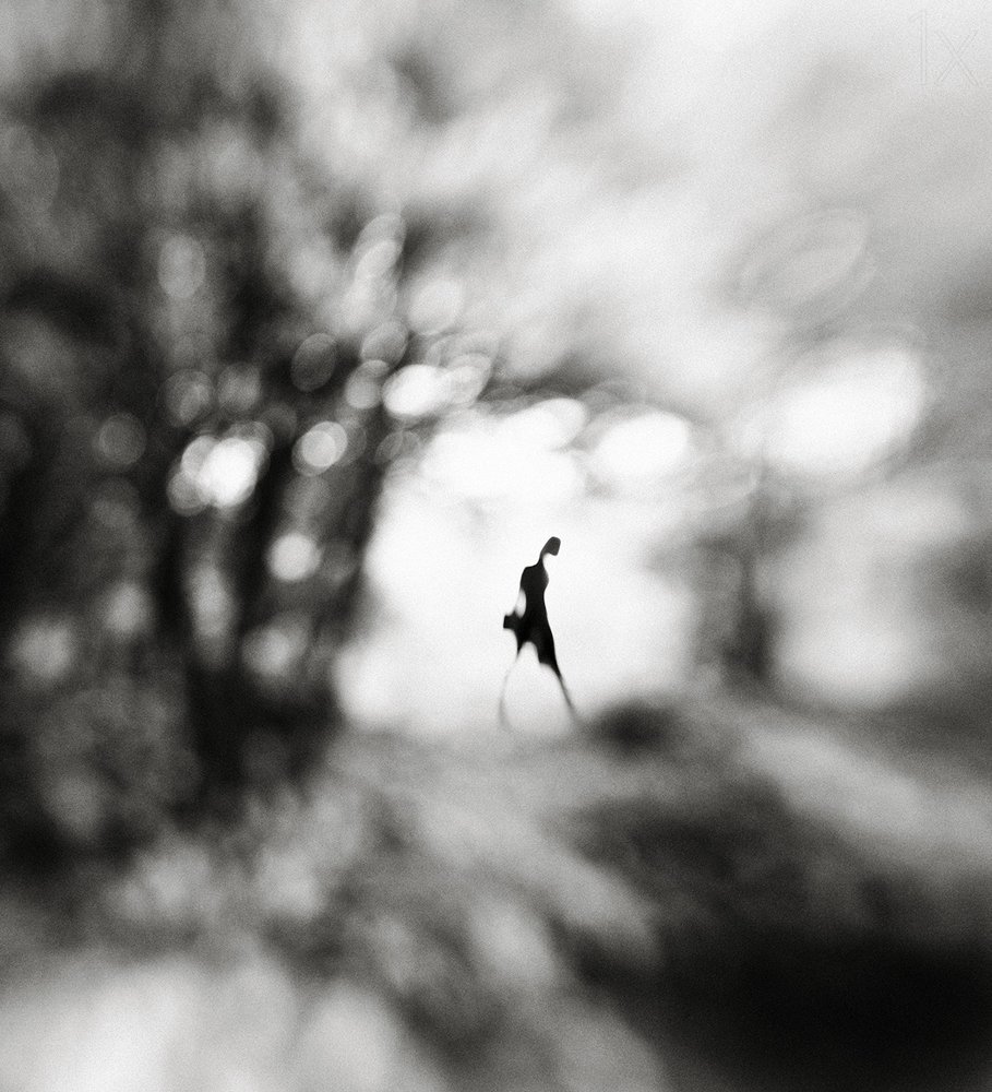 Etherische, eenzame figuur door Hengki Lee