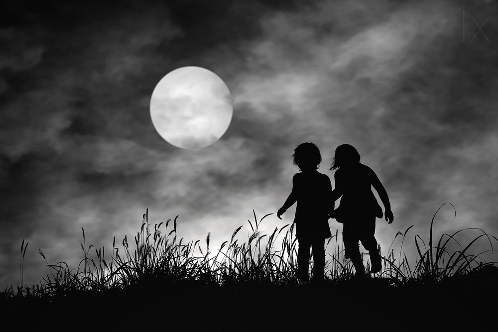 Wandelende silhouetten in het maanlicht door Hengki Lee