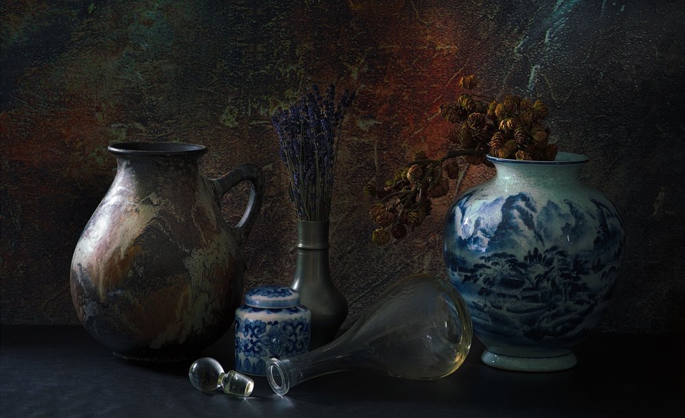 Klassiek stilleven met aardewerk door Jan van der Linden
