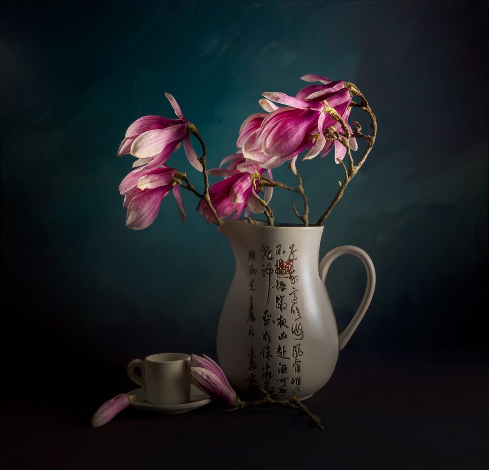 Elegant stilleven met magnolia’s door John-Mei Zhong