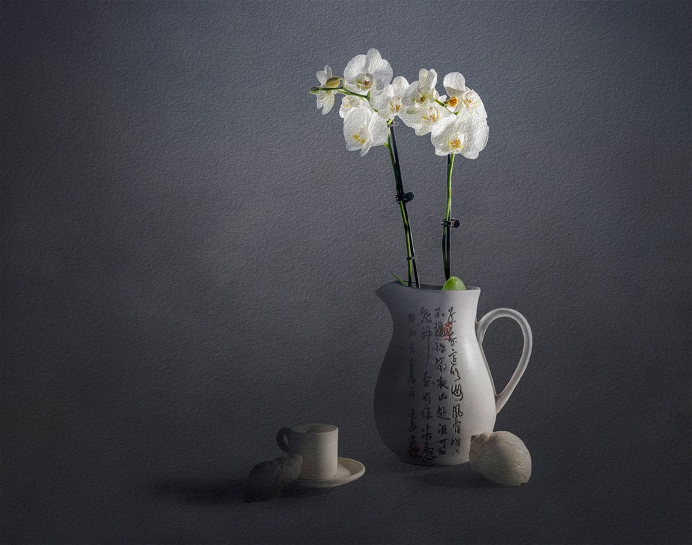 Elegant stilleven met orchideeën door John-Mei Zhong