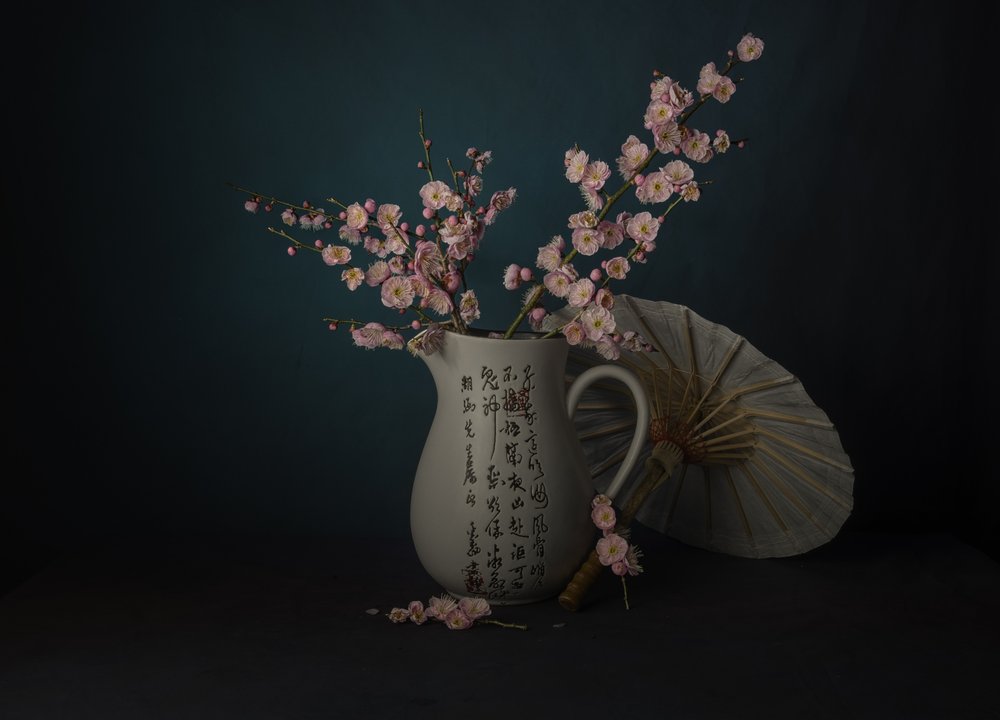 Stilleven met oosterse roze bloesems door John-Mei Zhong