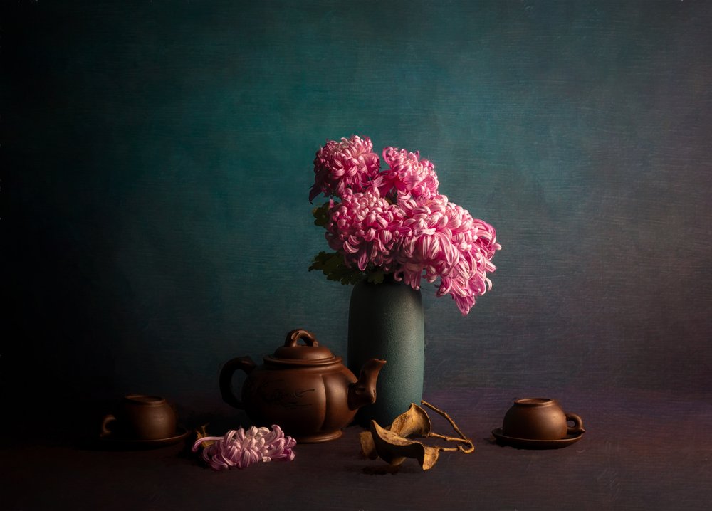 Theetijd met roze chrysanten door John-Mei Zhong