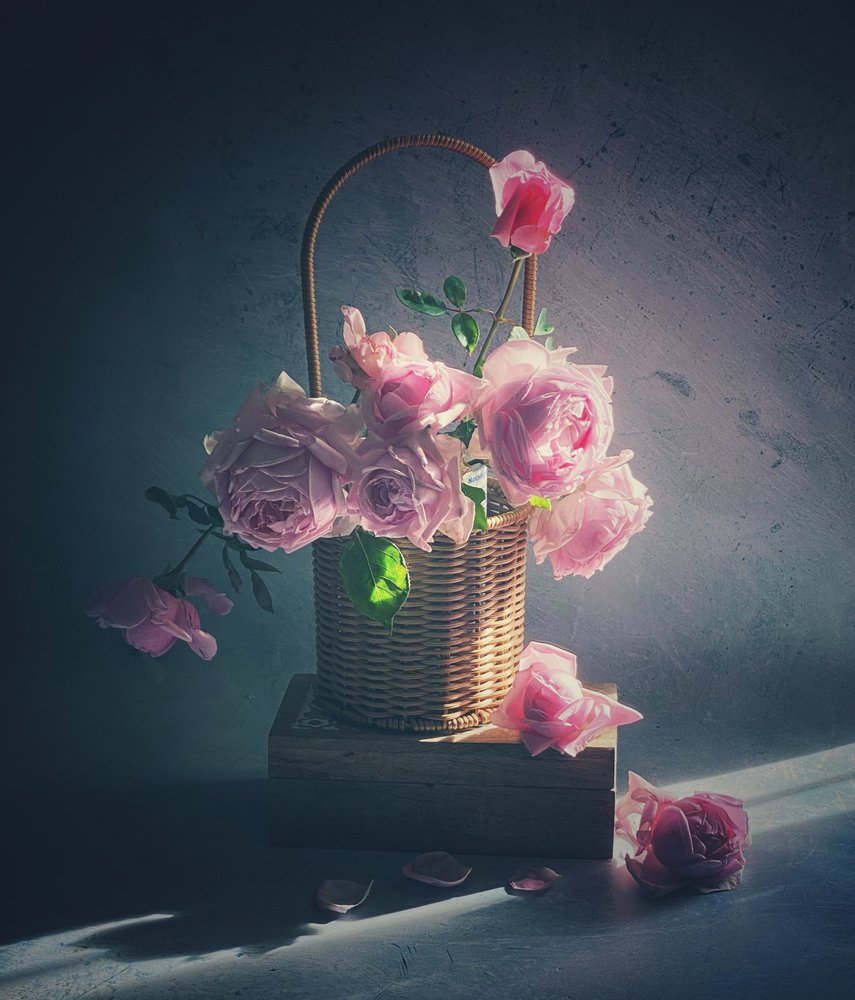 Mand met roze rozen door Judy Tseng