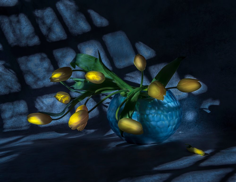Lichtgevende tulpen in een blauwe vaas door Judy Tseng