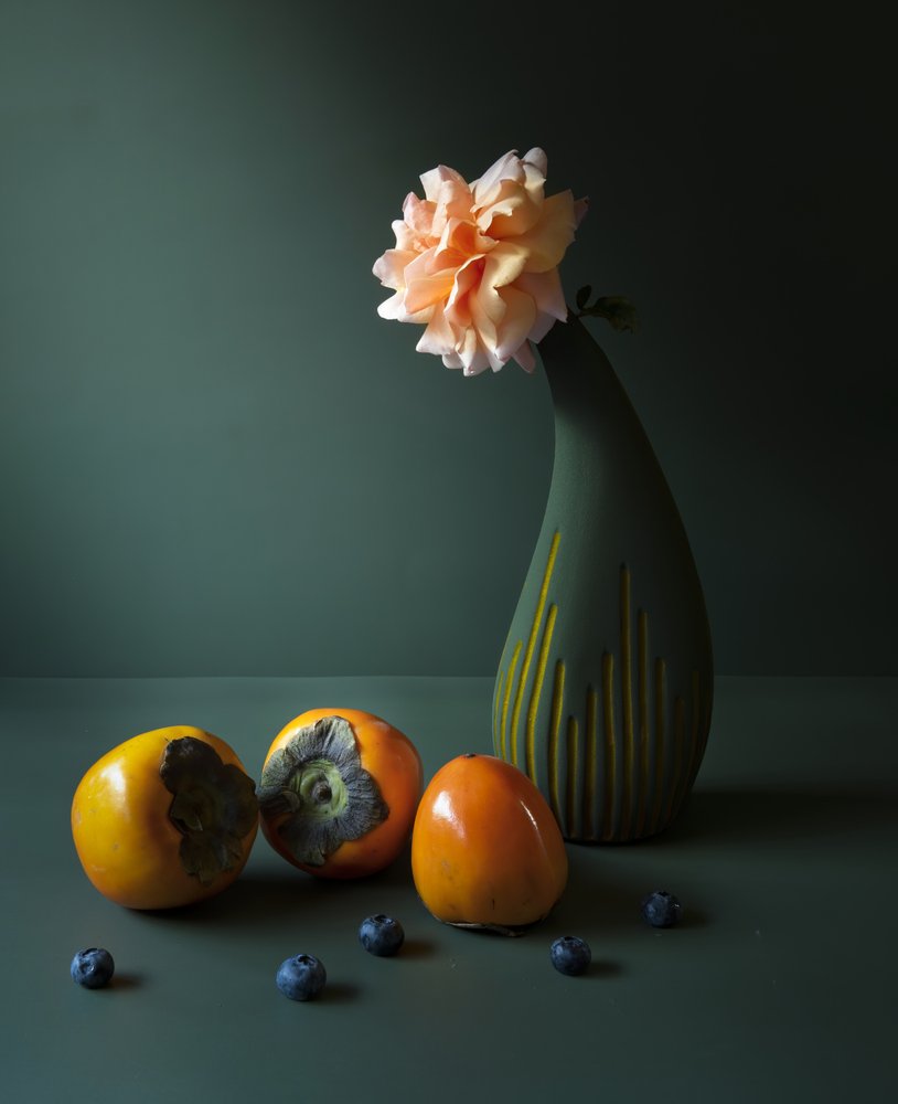 Somberheid, kaki’s en rozen door Judy Tseng