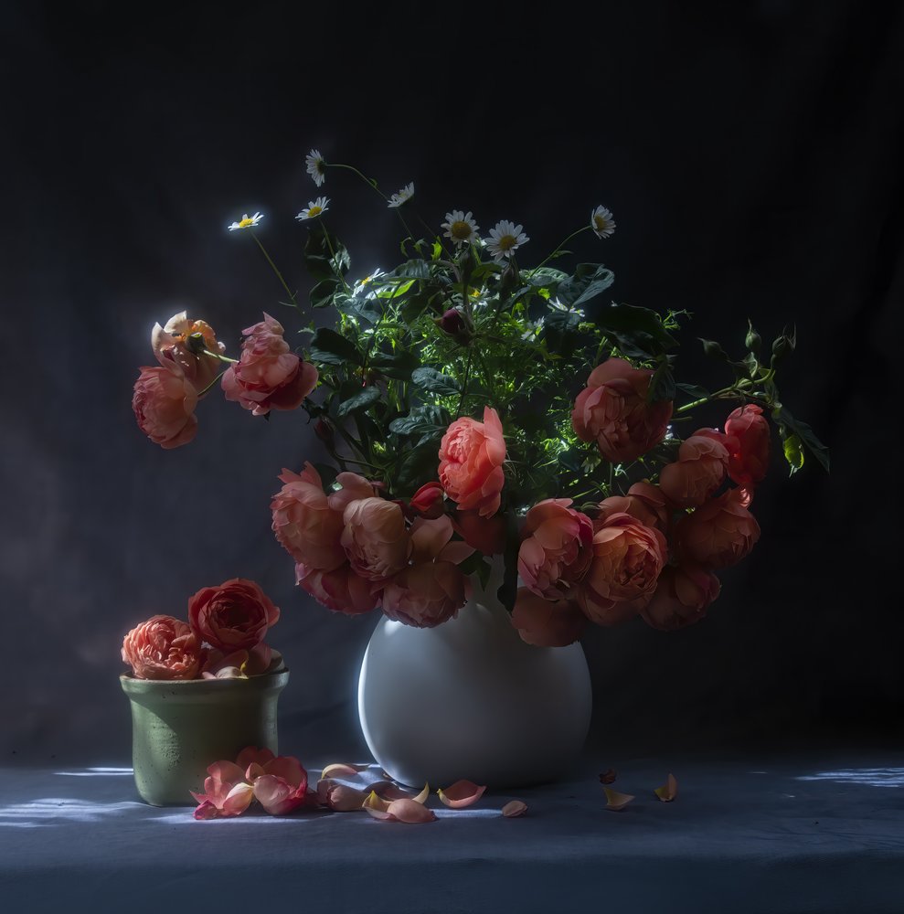 Stilleven met stemmige rozen door Judy Tseng