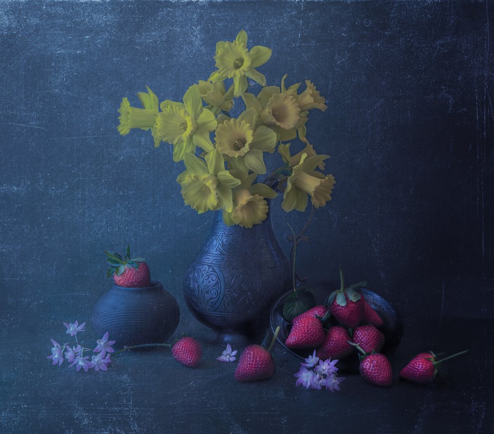 Gele narcissen en aardbeien door Judy Tseng