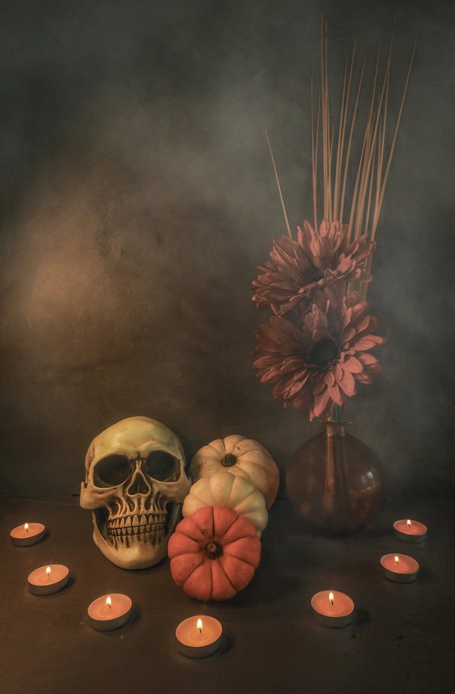 Herfst-schedel bij kaarslicht door Karen Smalley