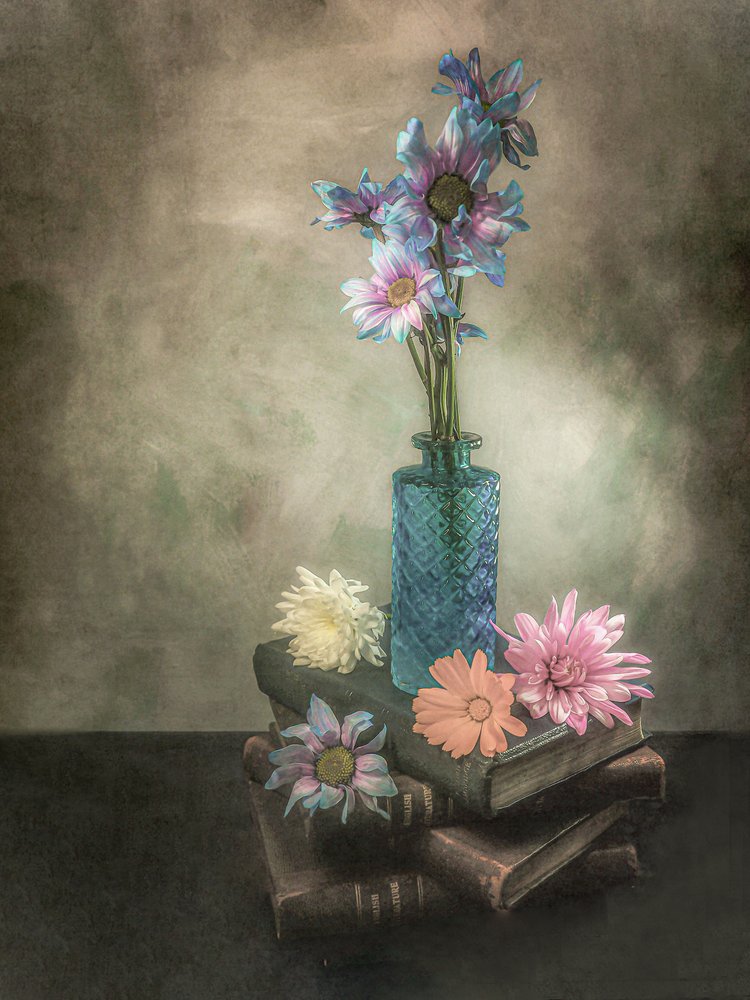 Vintage bloemen en boeken door Karen Smalley