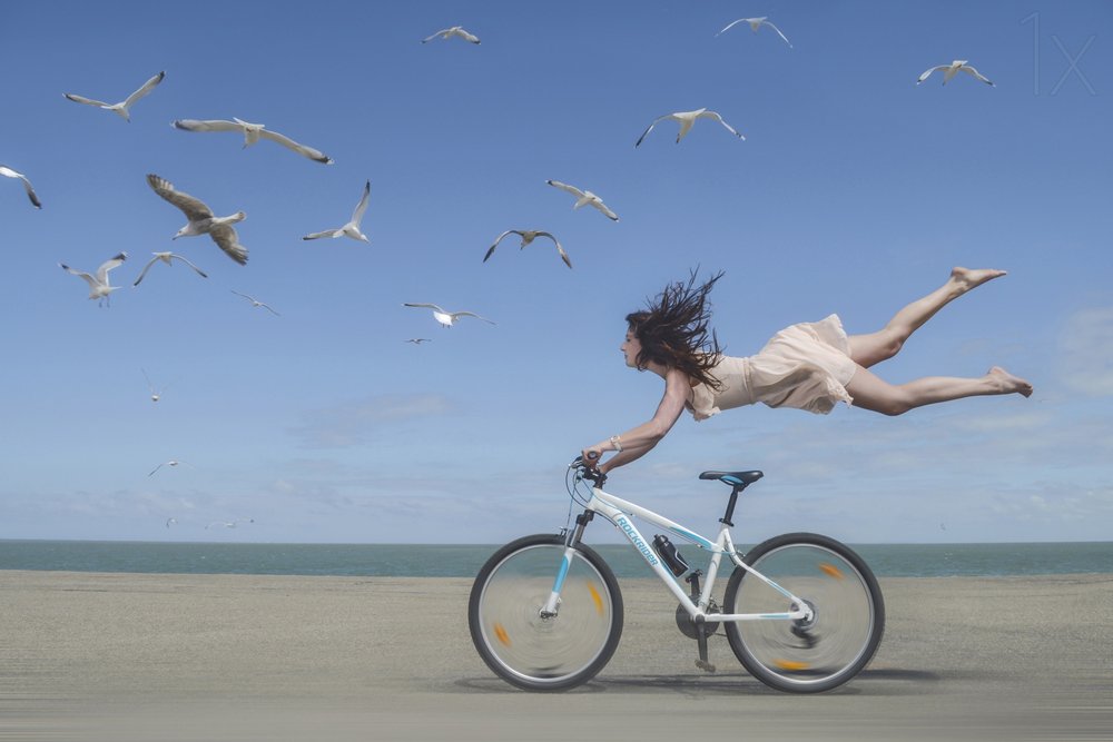Flying Woman strandfiets door Karim Aboukelela