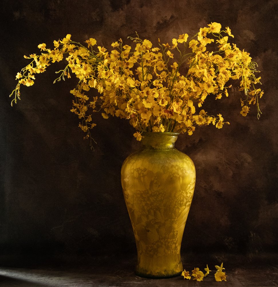 Gouden bloemen in een vaas door LM Meng