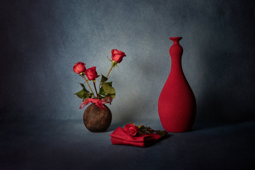Elegant stilleven met rode rozen door Leah Xu