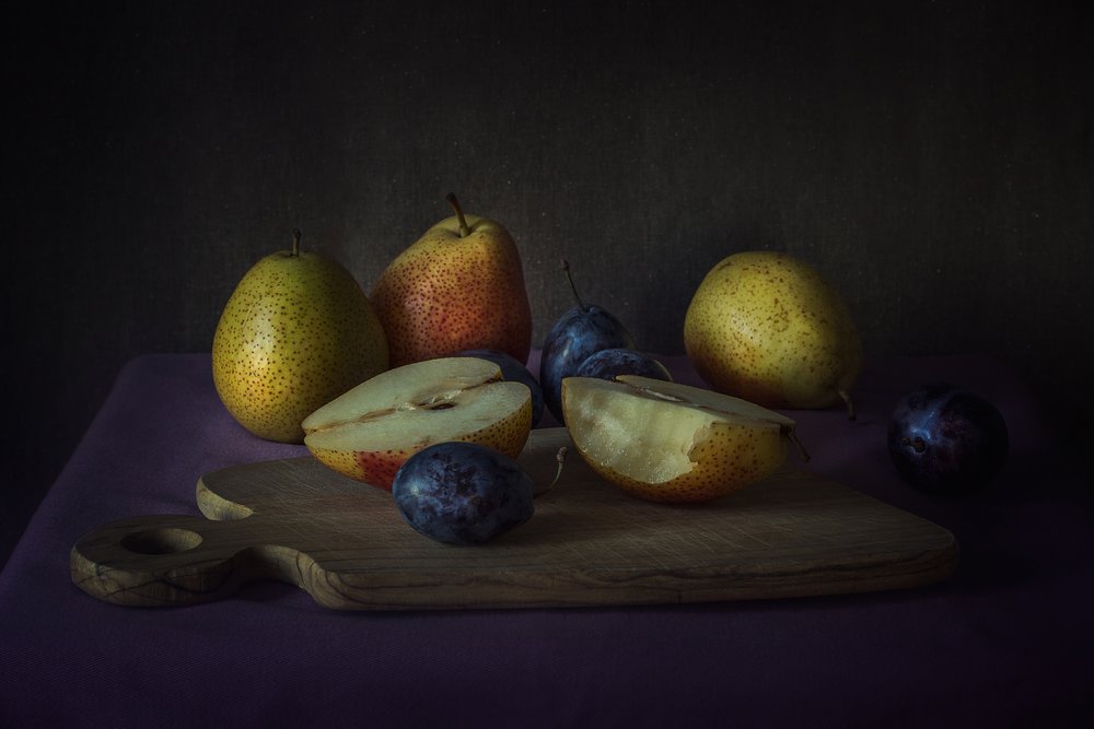 Stilleven met donker fruit door Lenka