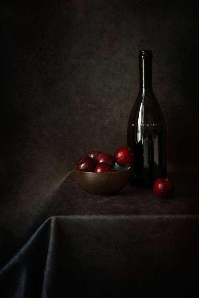 Stilleven met pruimen en een fles door Lenka