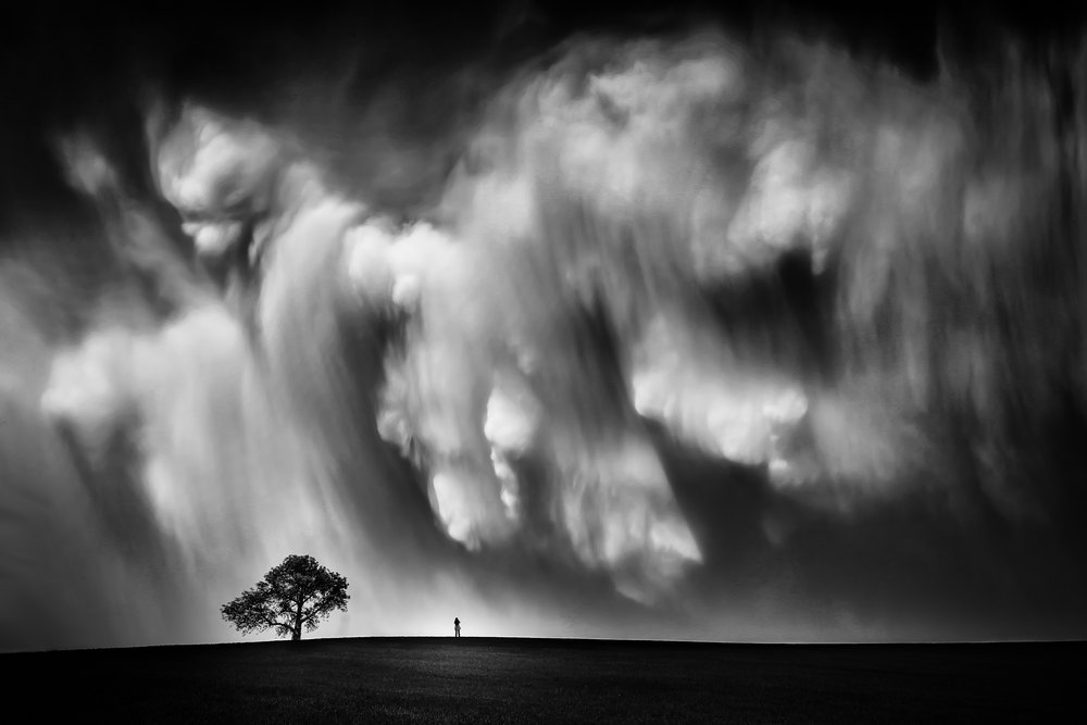 Dramatische lucht met een eenzame boom door Like He