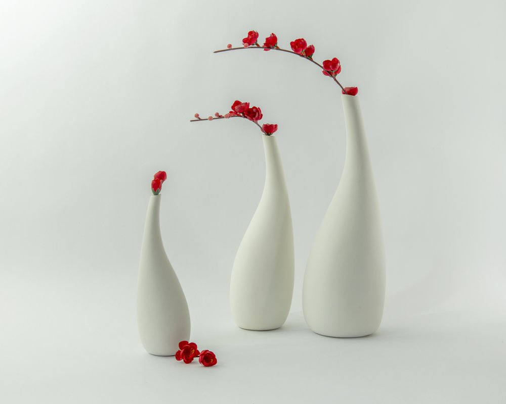 Rode vazen en bloemen door Louie Luo