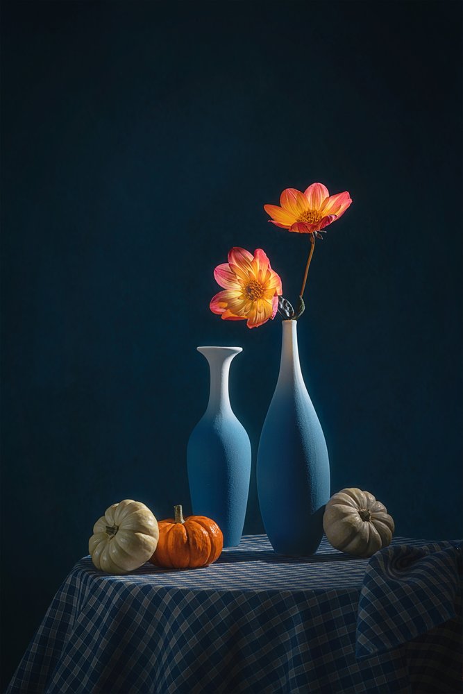 Herfstdahlia’s in blauwe vazen door Lydia Jacobs