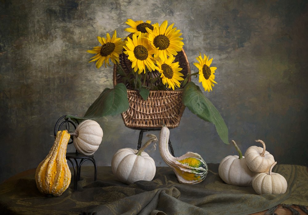 Herfstzonnebloemen en kalebassen door Lydia Jacobs