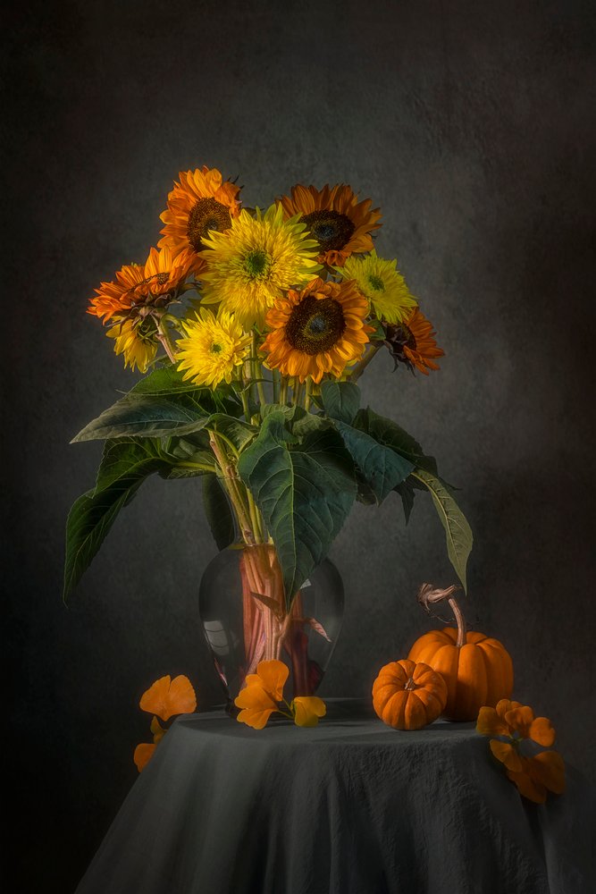 Herfstzonnebloemen en pompoenen door Lydia Jacobs