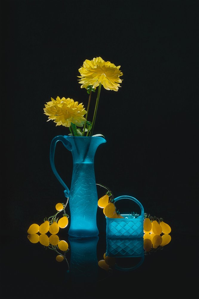 Blauw glas, gele bloemen door Lydia Jacobs