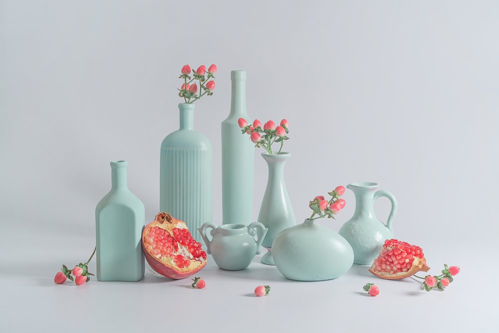 Blauwe vazen met granaatappels door Lydia Jacobs