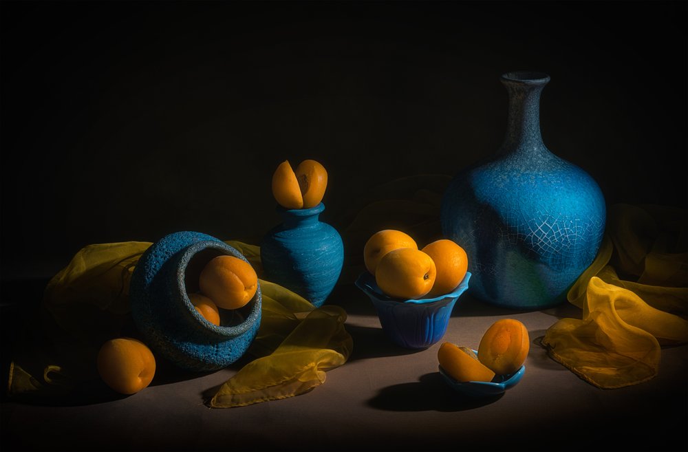 Blauw en goudkleurig stilleven door Lydia Jacobs