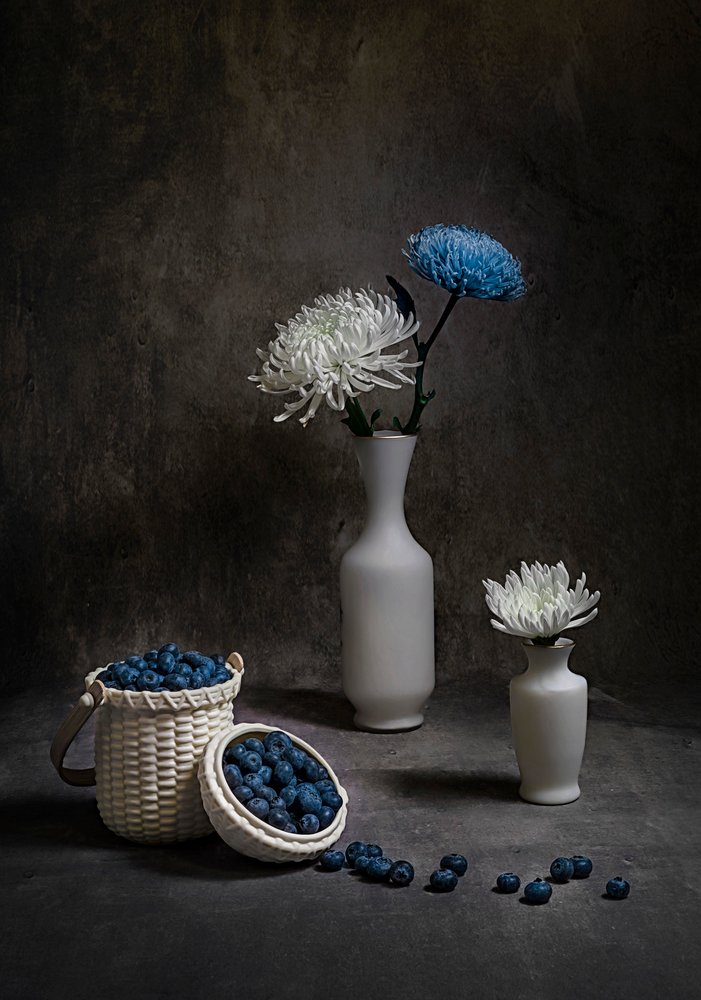Bosbessen en witte bloemen door Lydia Jacobs