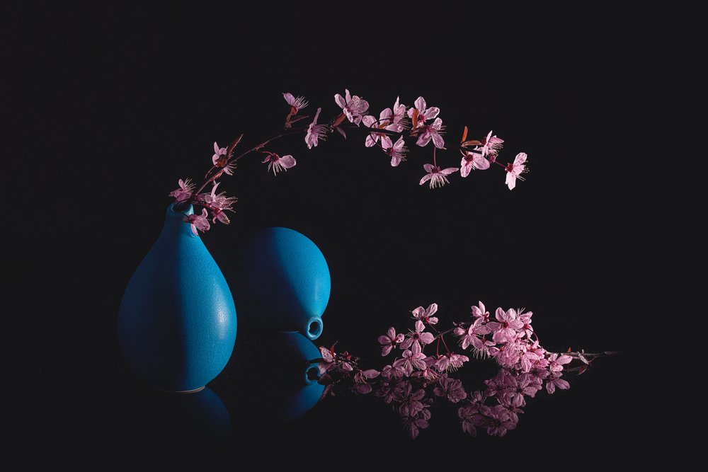 Kersenbloesems in blauwe vazen door Lydia Jacobs