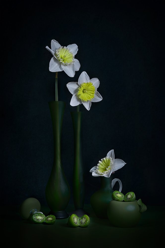 Stilleven met groene narcissen door Lydia Jacobs