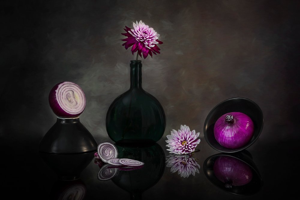 Donkere dahlia’s en uien door Lydia Jacobs