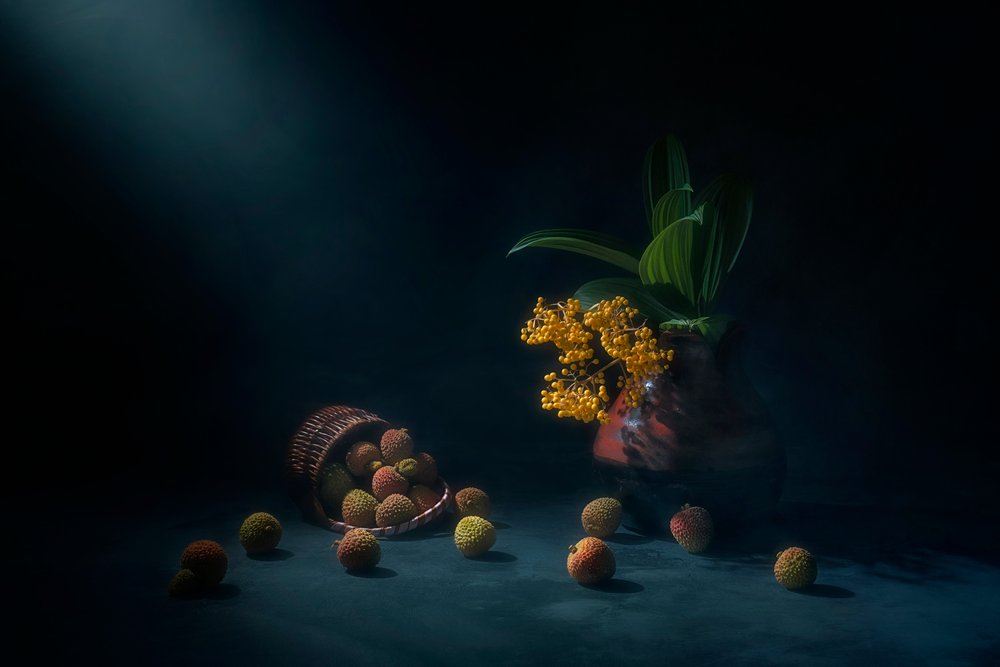 Dramatisch stilleven met lychees door Lydia Jacobs