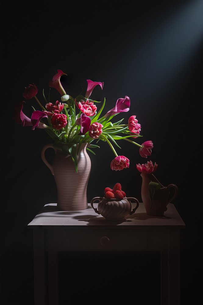 Dramatisch stilleven met roze bloemen door Lydia Jacobs