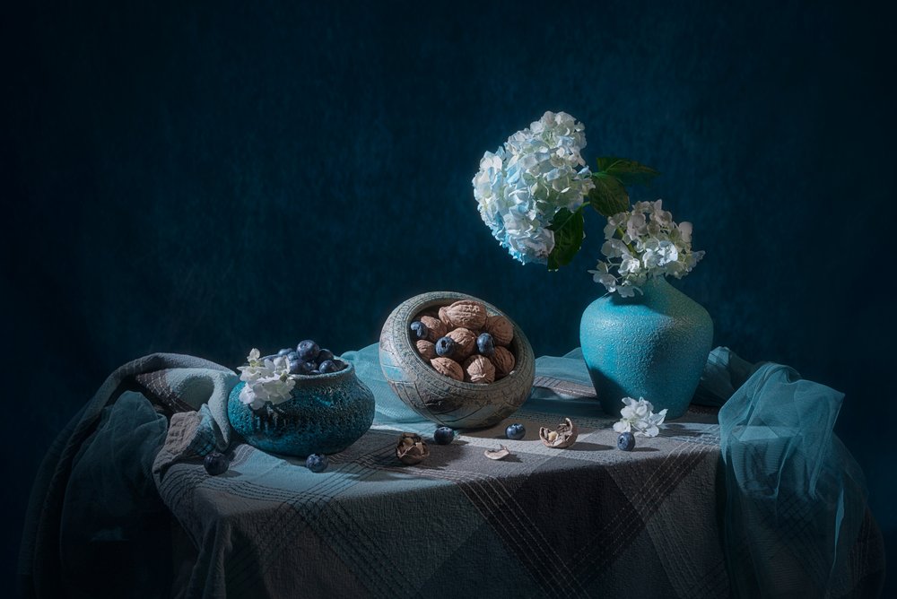 Elegant blauw stilleven door Lydia Jacobs