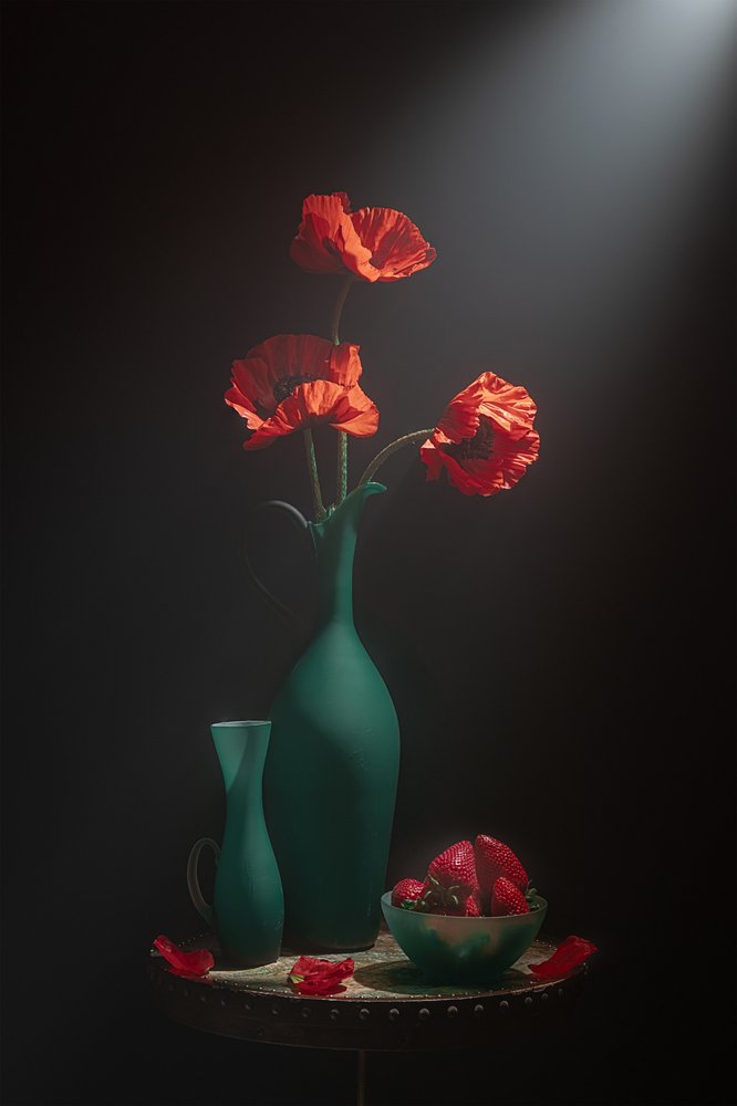 Elegant stilleven met klaprozen door Lydia Jacobs