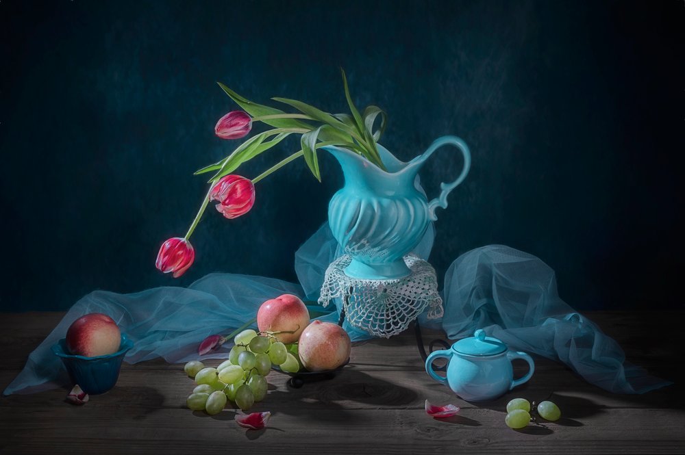 Elegante tulpen en fruit door Lydia Jacobs