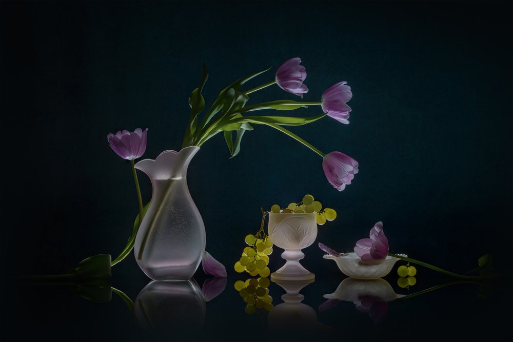 Gloeiende tulpen en druiven door Lydia Jacobs