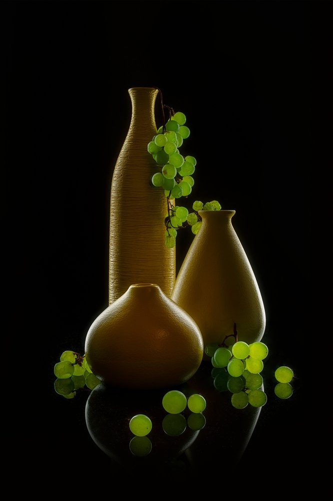 Gouden vazen met groene druiven door Lydia Jacobs