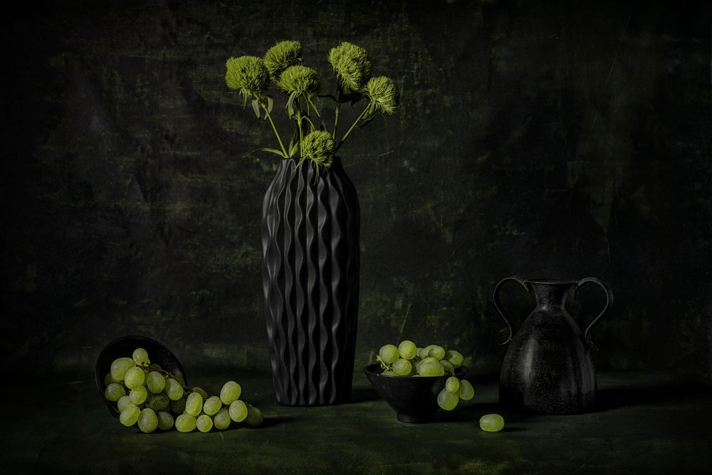Somberheid in druiven en bloemen door Lydia Jacobs