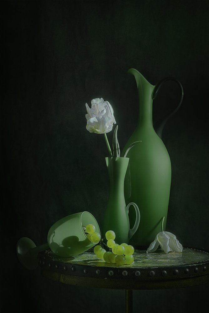 Stilleven in sombere groene tinten door Lydia Jacobs
