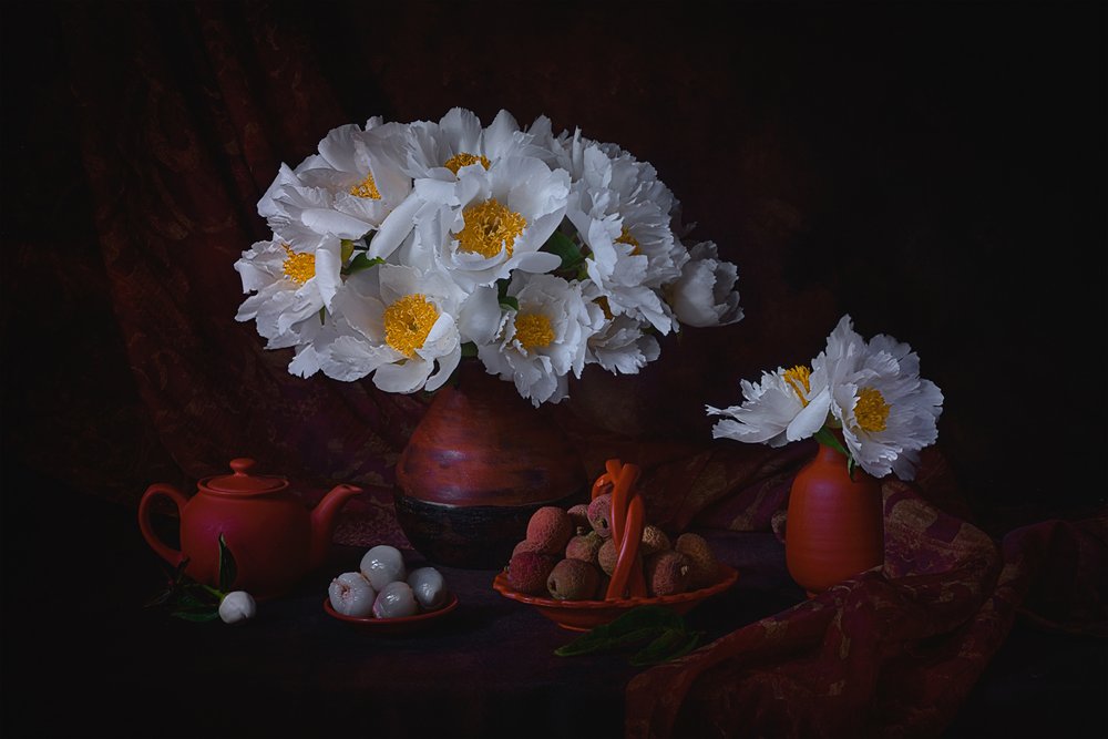 Moody-pioenen en lychees door Lydia Jacobs