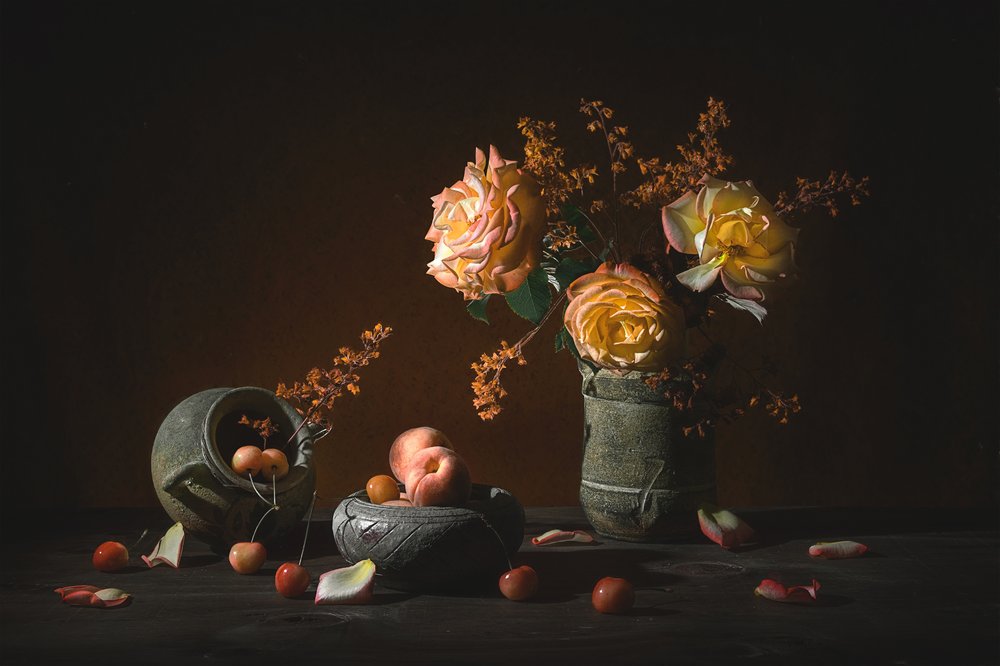 Stemmige rozen en fruit door Lydia Jacobs